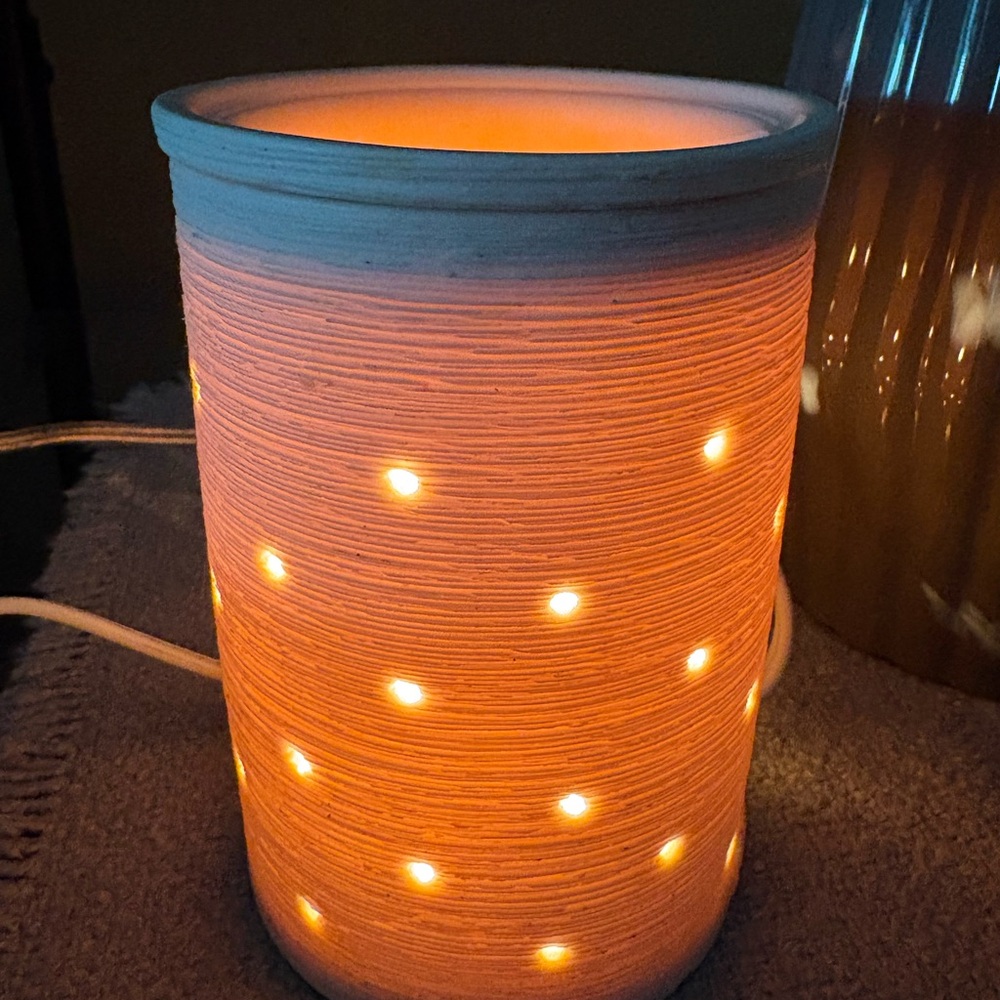 SCENTSY ETCHED CORE WARMER